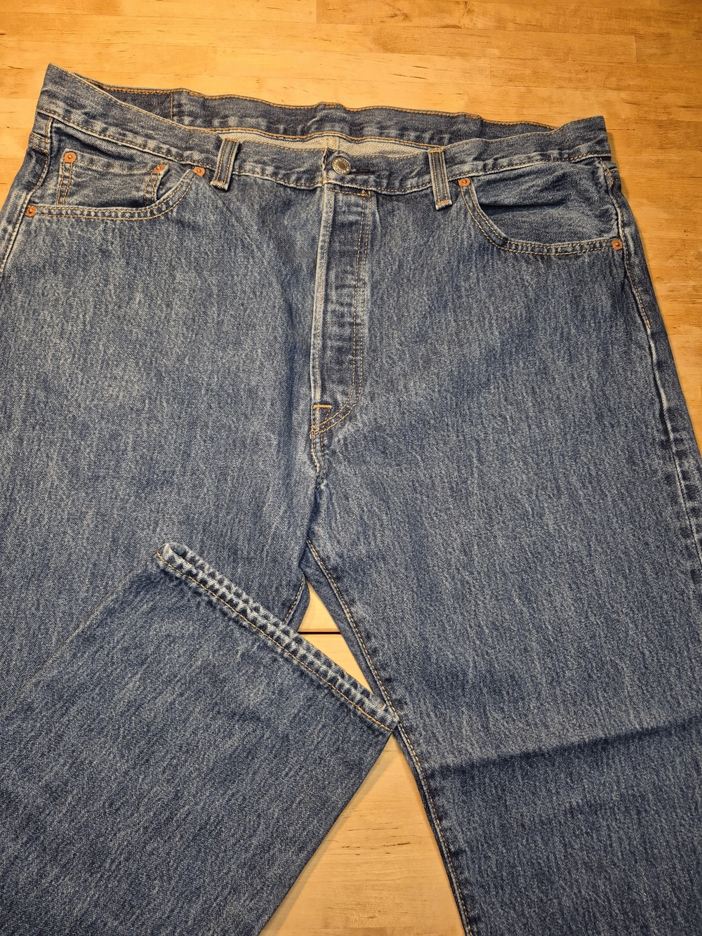 Levi's Men's Medium Blue Botton Fly Jeans 40x32. 3674